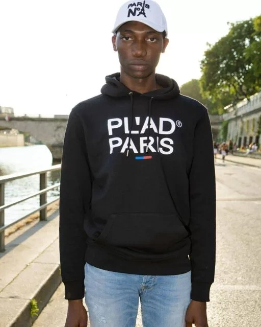 SWEAT À CAPUCHE NOIR IMPRIMÉ FACE PL'AD PARIS LOGOTYPE BLANC