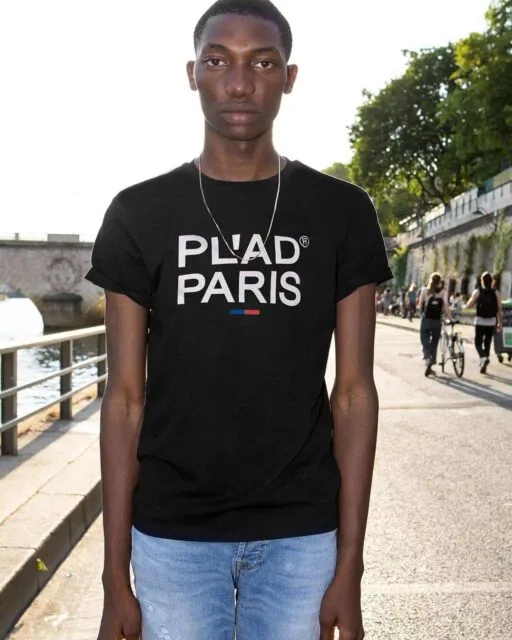 T-SHIRT COL ROND NOIR IMPRIMÉ FACE PL'AD PARIS LOGOTYPE BLANC